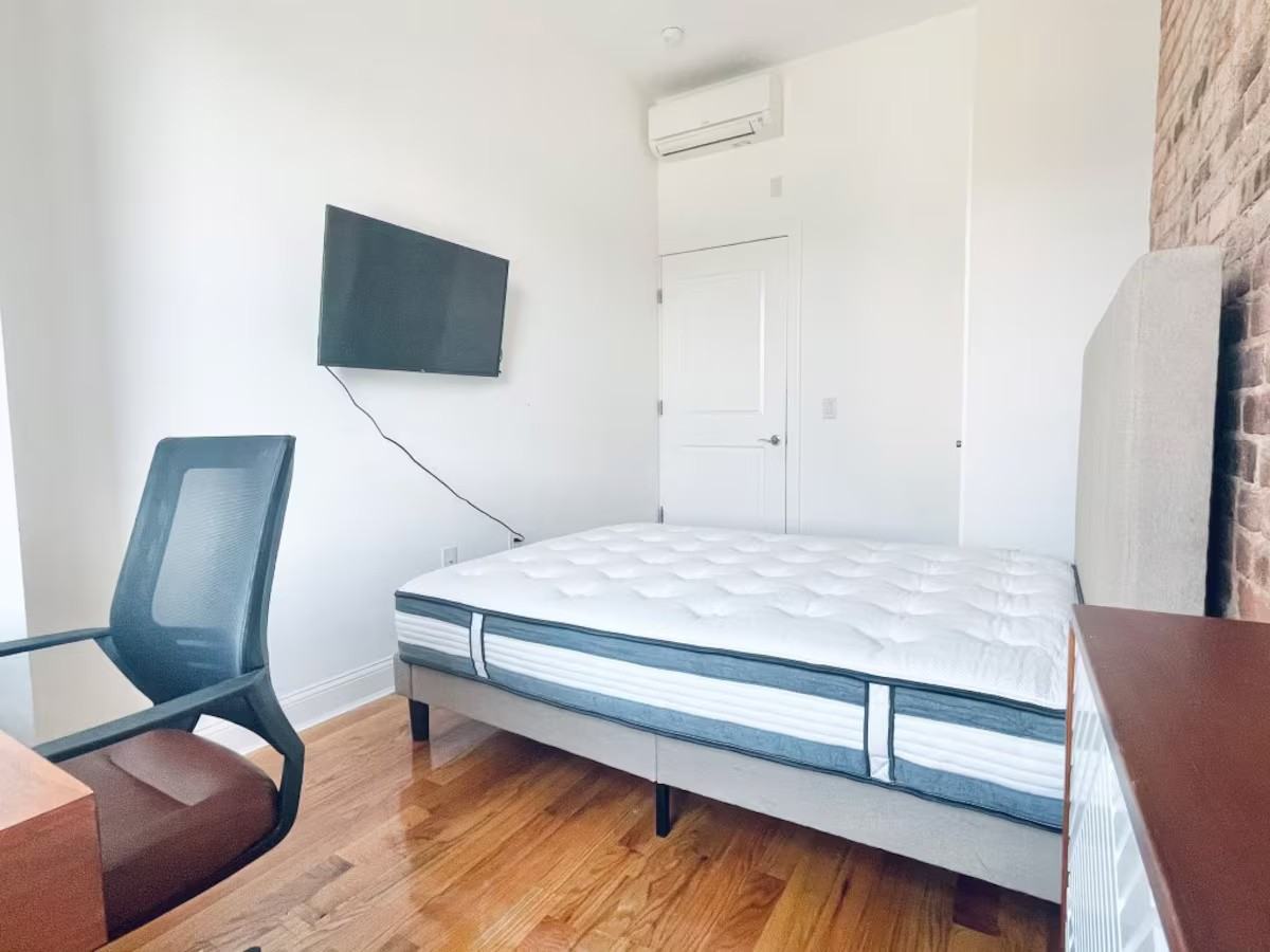 Private Bedroom in 4 Bedroom/2 Bathroom Home - Photo 2 of 6