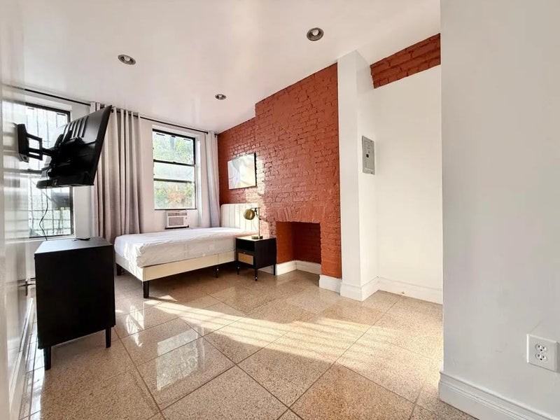 Private Bedroom in 3 Bedroom/1 Bathroom Home - Photo 4 of 9