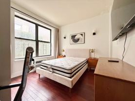 Private Bedroom in 5 Bedroom/2 Bathroom Home - Photo 1 of 1