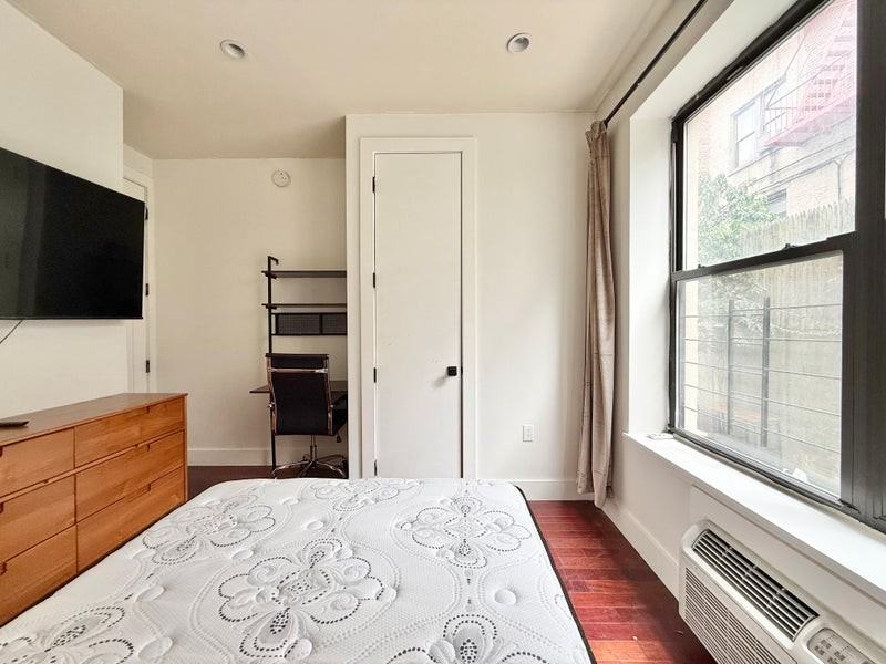 Private Bedroom in 5 Bedroom/2 Bathroom Home - Photo 3 of 9