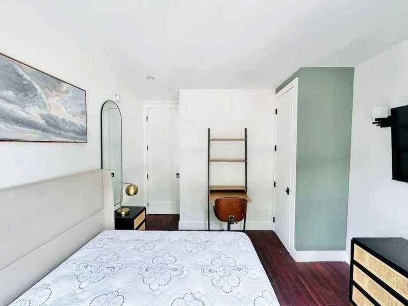 Private Bedroom in 5 Bedroom/2 Bathroom Home - Photo 4 of 9