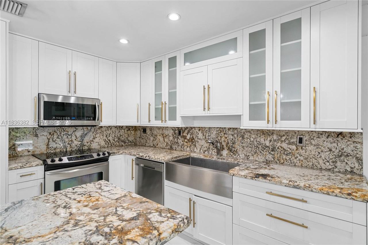 13611 Southwest 77th Street - Photo 3 of 77