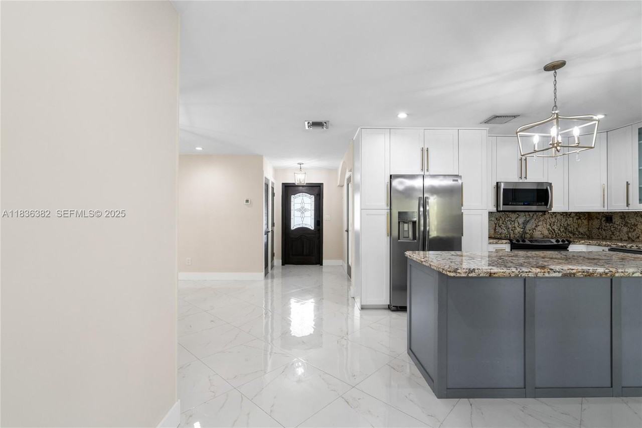 13611 Southwest 77th Street - Photo 4 of 77