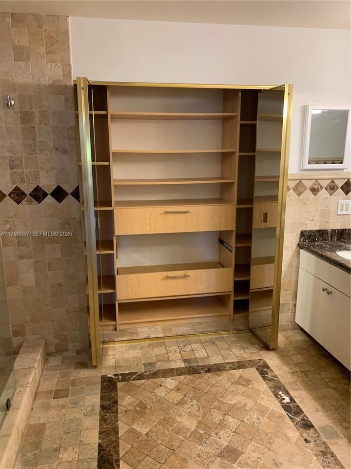 10335 Northwest 46th Street - Photo 5 of 50
