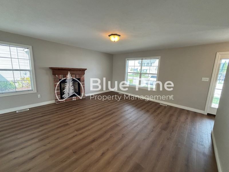 1624 Summer Way - Photo 4 of 31