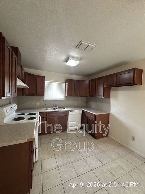 718 W Race Ave - Photo 2 of 14