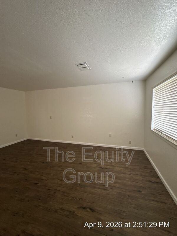 718 W Race Ave - Photo 4 of 14