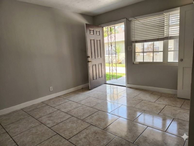 212 E Drury Ave - Photo 2 of 8