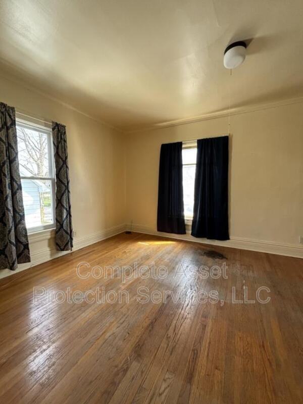 114 1/2 I St - Photo 4 of 13