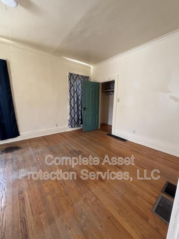 114 1/2 I St - Photo 5 of 13