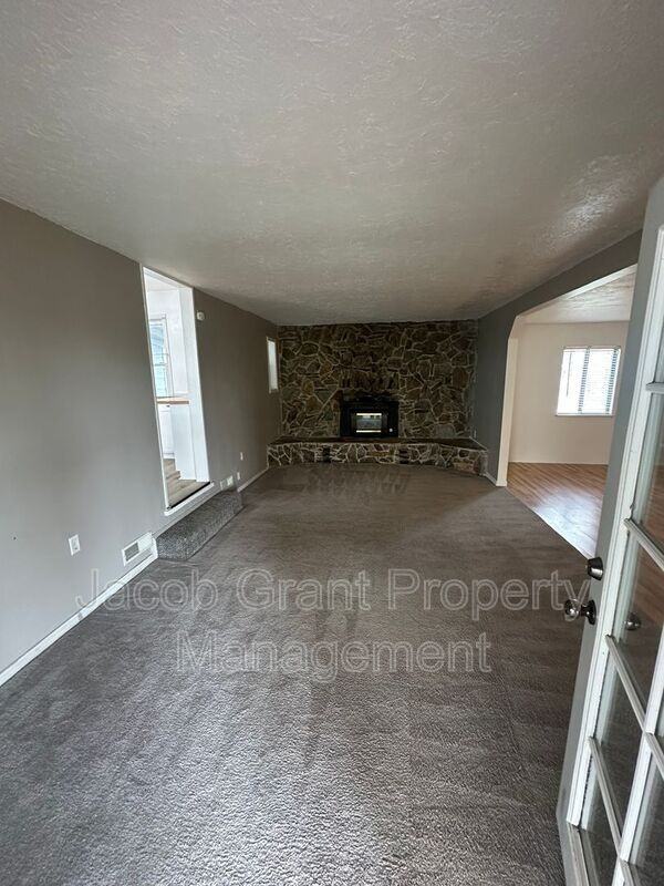 4590 N 15th E - Photo 7 of 24