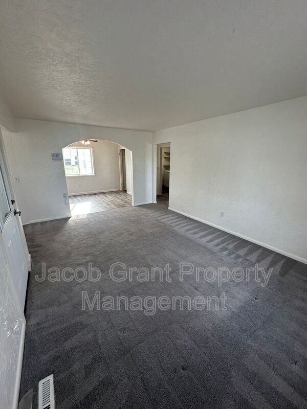 4590 N 15th E - Photo 3 of 24