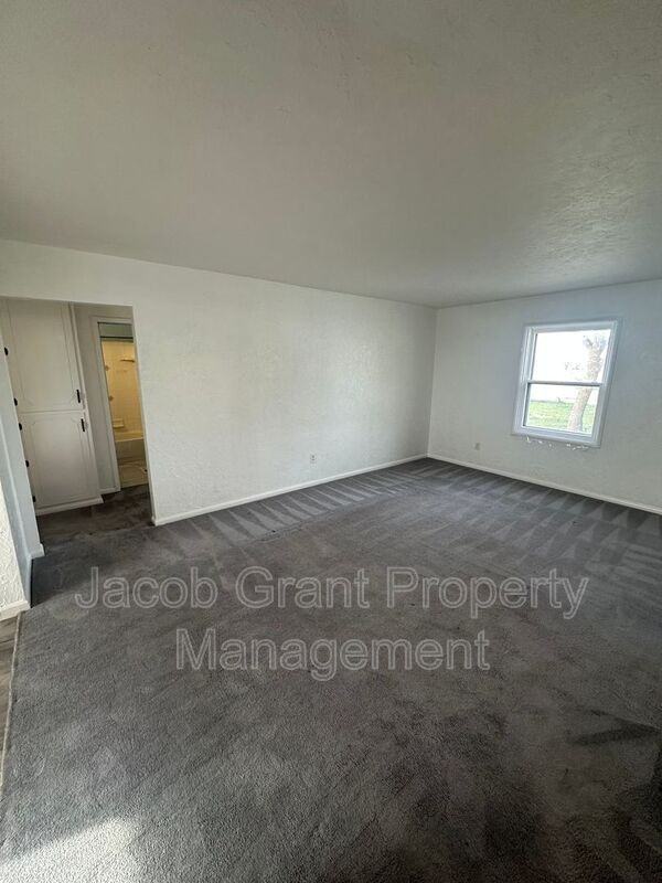 4590 N 15th E - Photo 4 of 24