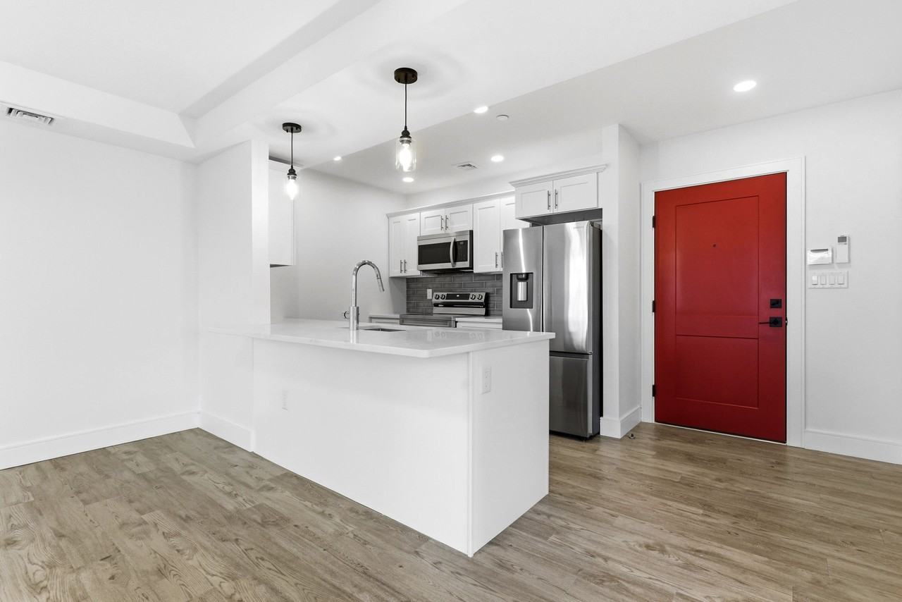 255 Maverick St #203