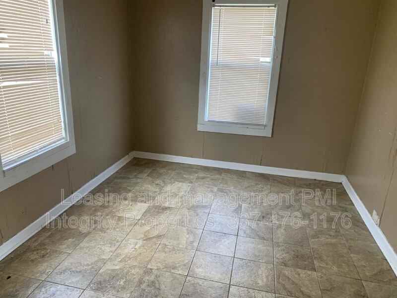 129 Ambroise St - Photo 5 of 7