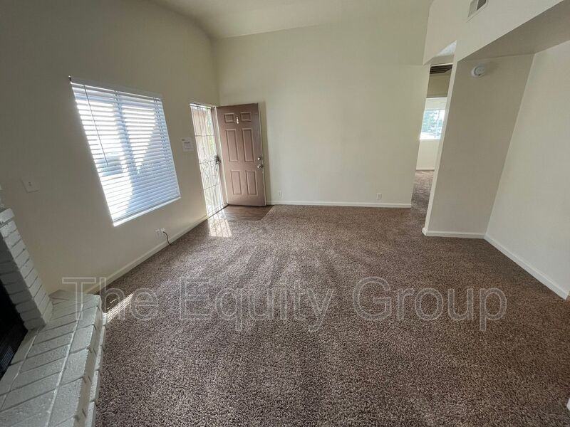 4028 W Meadow Ave - Photo 4 of 17