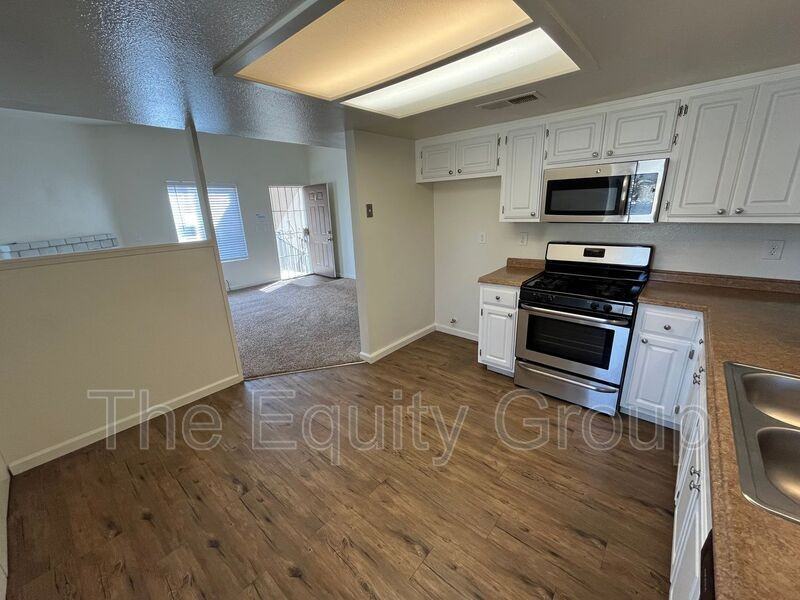 4028 W Meadow Ave - Photo 6 of 17