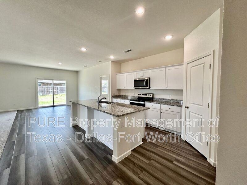 405 Frio River Rd - Photo 5 of 36