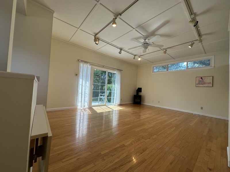 795 E College St - Photo 6 of 12