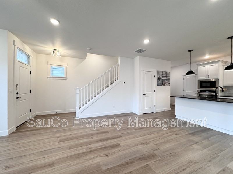 3920 Se 83rd Ave - Photo 4 of 24