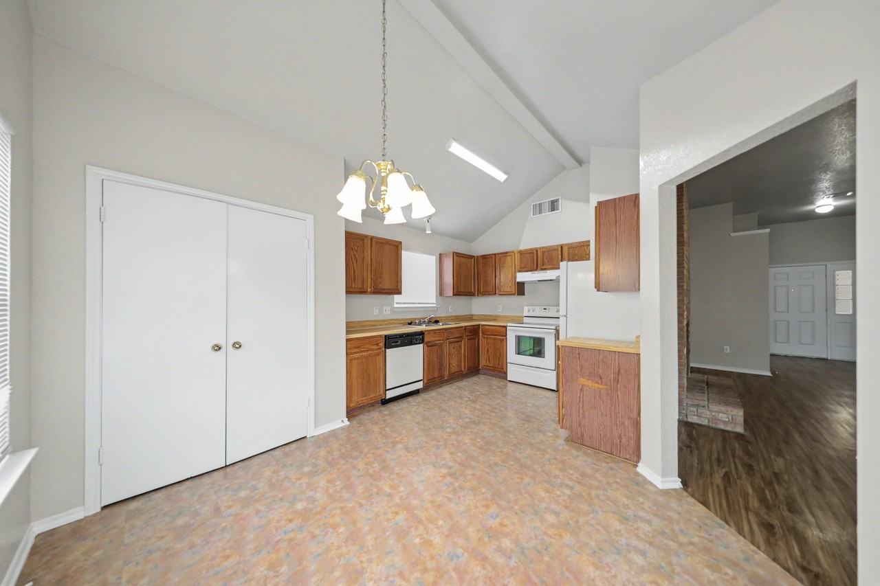 4609 High Pointe Dr - Photo 4 of 22