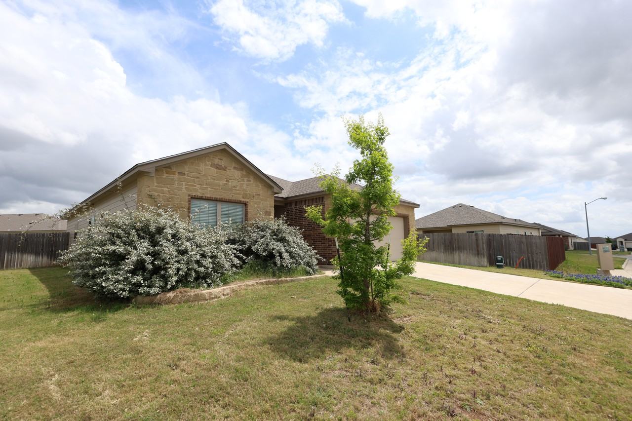 1117 Lakeway Crossing Dr - Photo 2 of 22