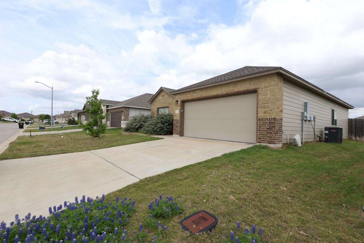 1117 Lakeway Crossing Dr - Photo 3 of 22