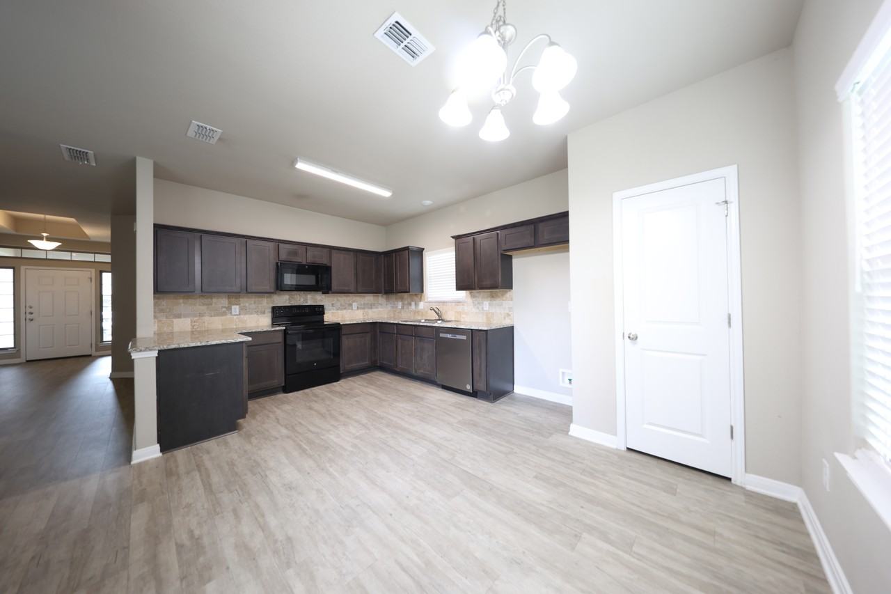 1117 Lakeway Crossing Dr - Photo 4 of 22