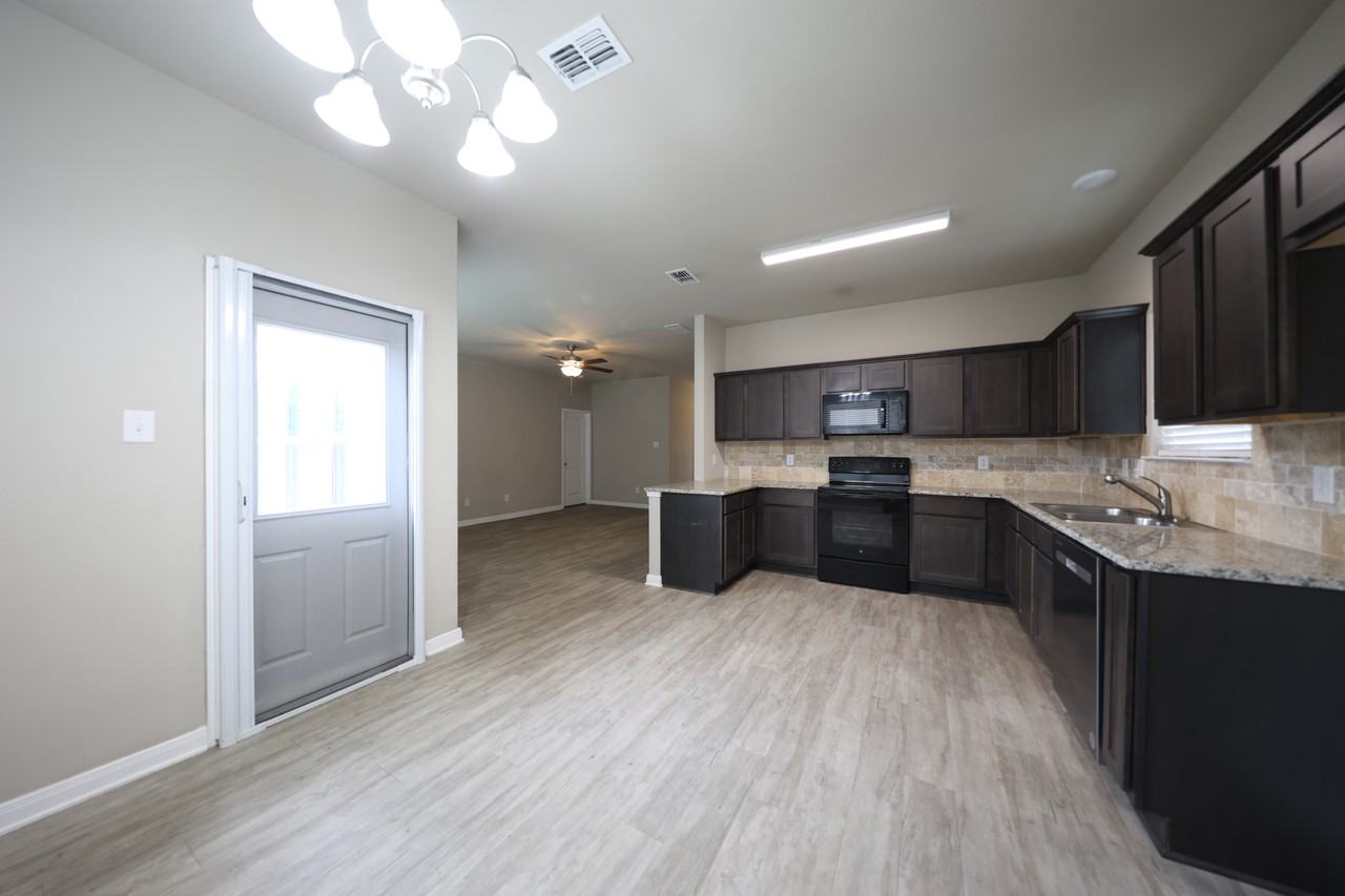 1117 Lakeway Crossing Dr - Photo 5 of 22