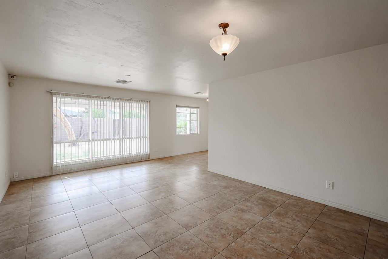 3432 N 23rd Ave - Photo 5 of 32