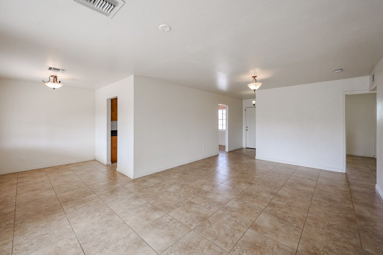 3432 N 23rd Ave - Photo 6 of 32