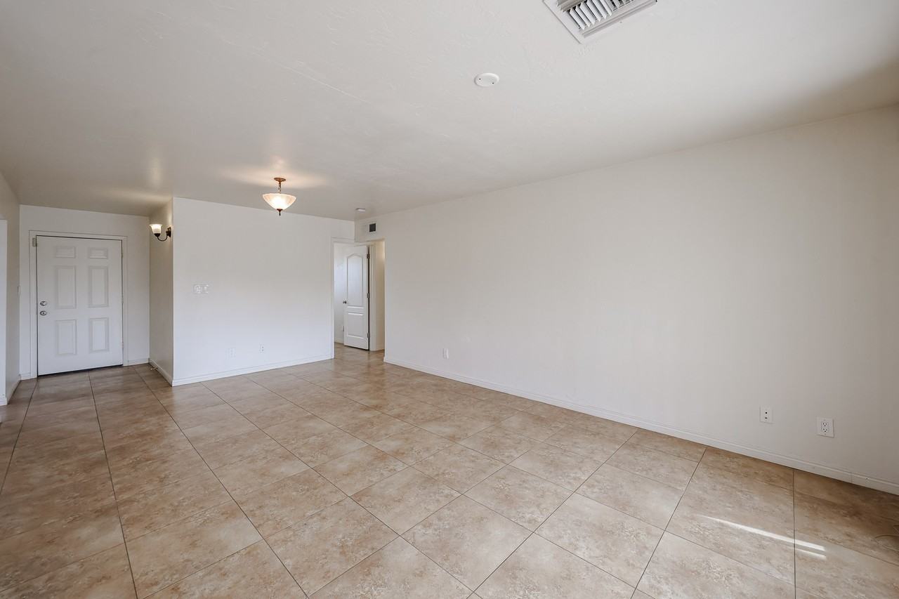 3432 N 23rd Ave - Photo 7 of 32