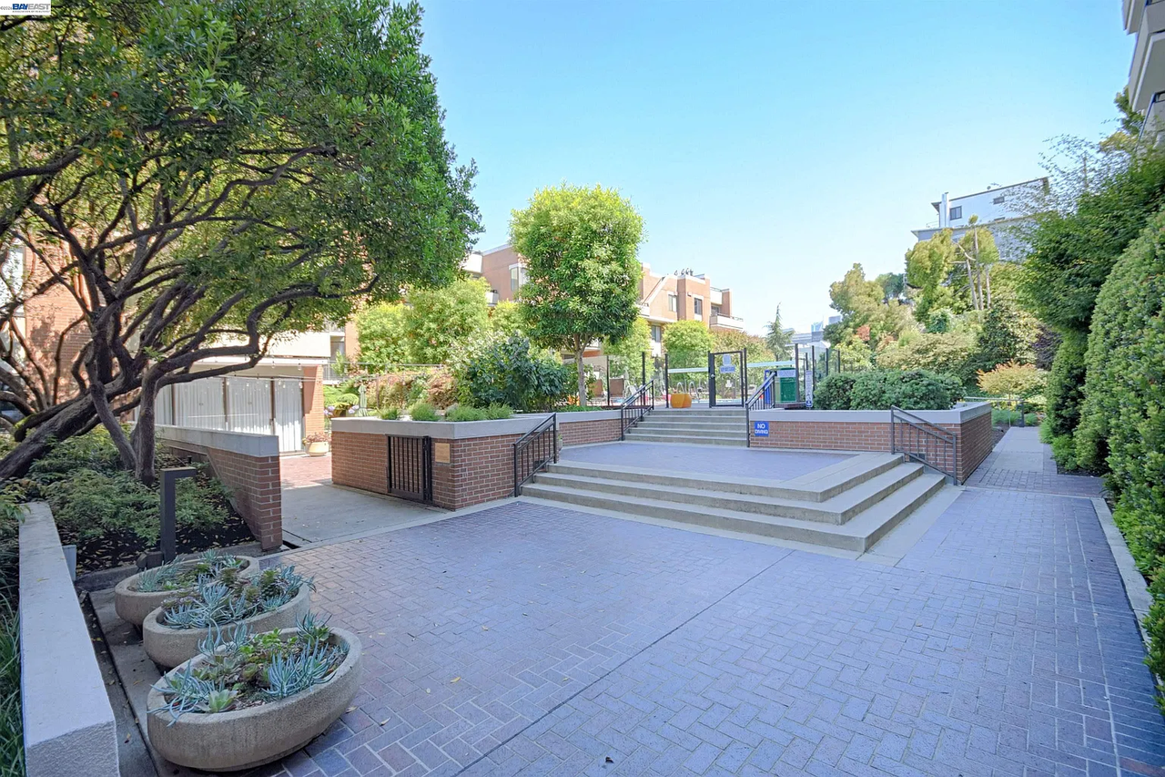 101 Lombard St #109E - Photo 4 of 31