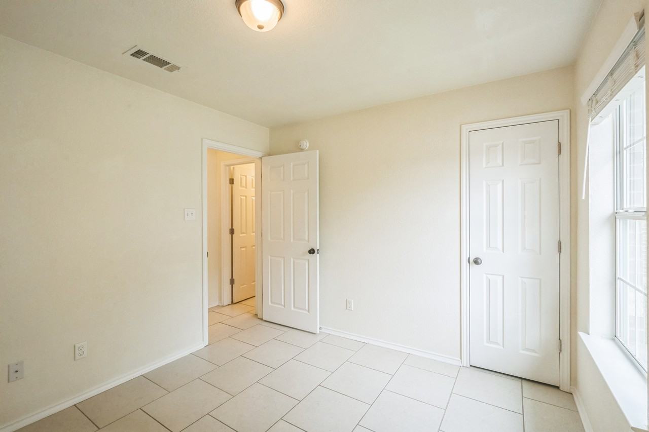 224 Amber Ln - Photo 3 of 16