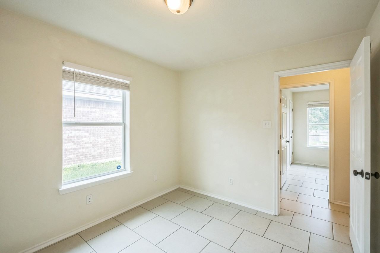 224 Amber Ln - Photo 4 of 16