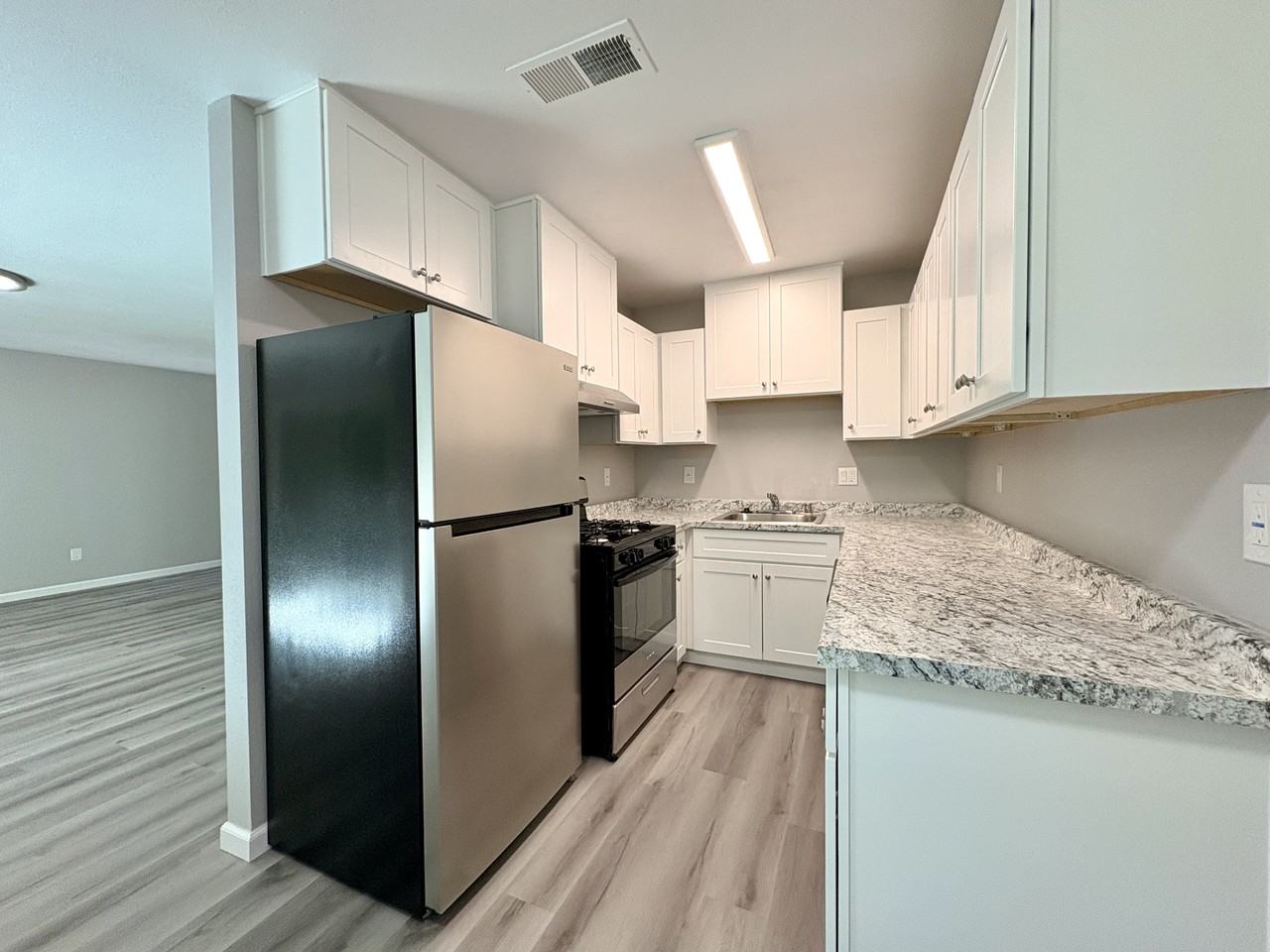 206 Pine St - Photo 3 of 13