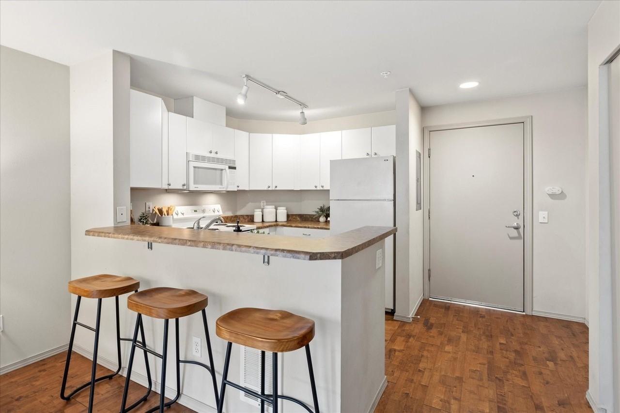 323 Queen Anne Ave N - Photo 4 of 12