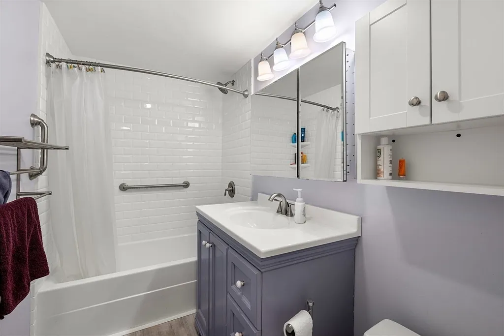 20 Hammond Pond Pkwy - Photo 4 of 14