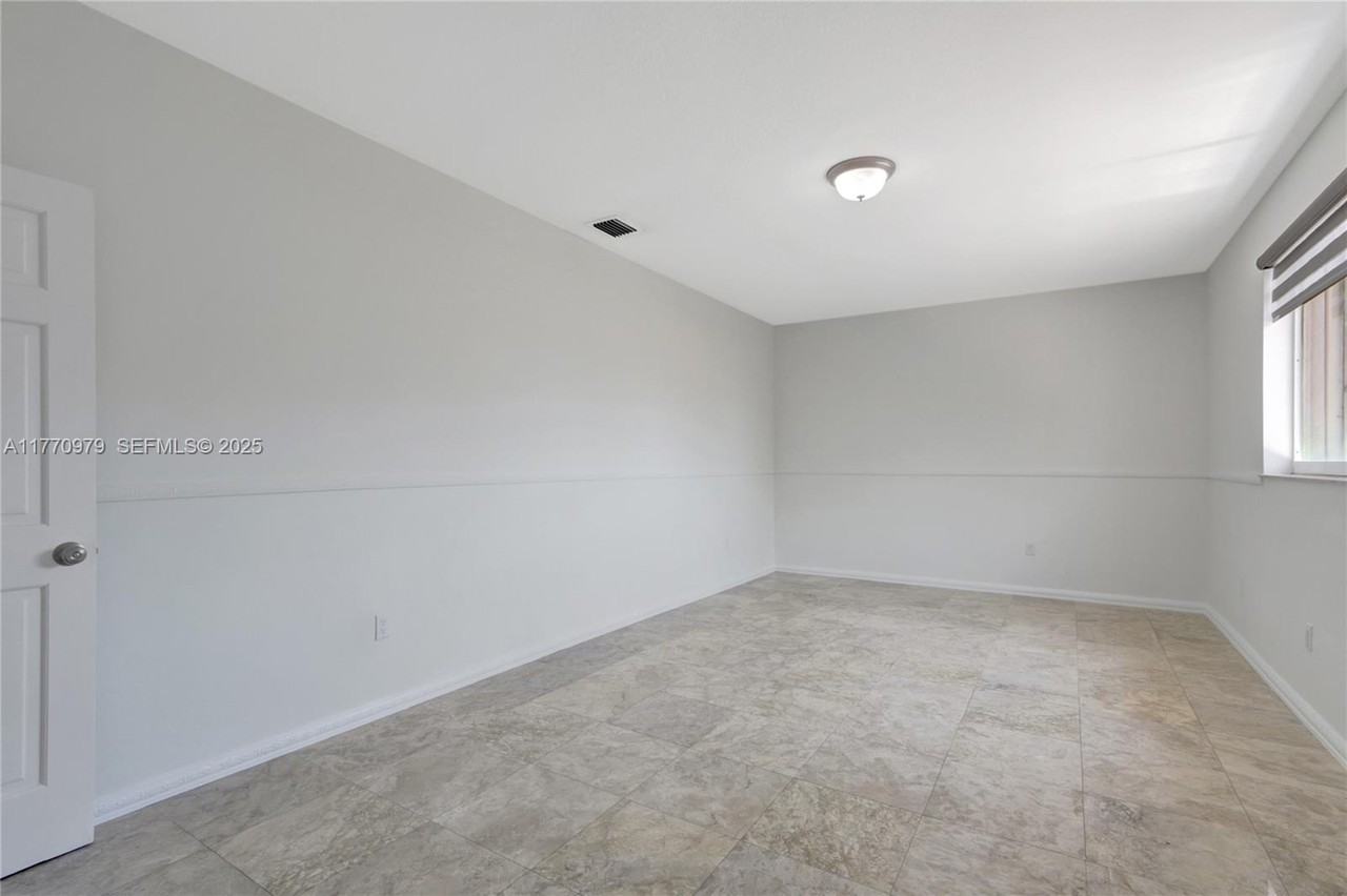 15638 Southwest 91st Lane - Photo 7 of 27