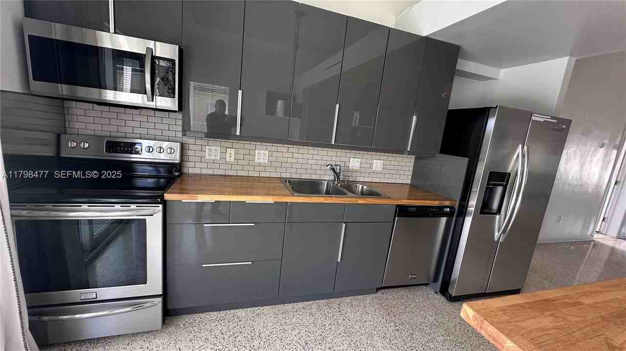 1438 Northeast 104th Street - Photo 5 of 53