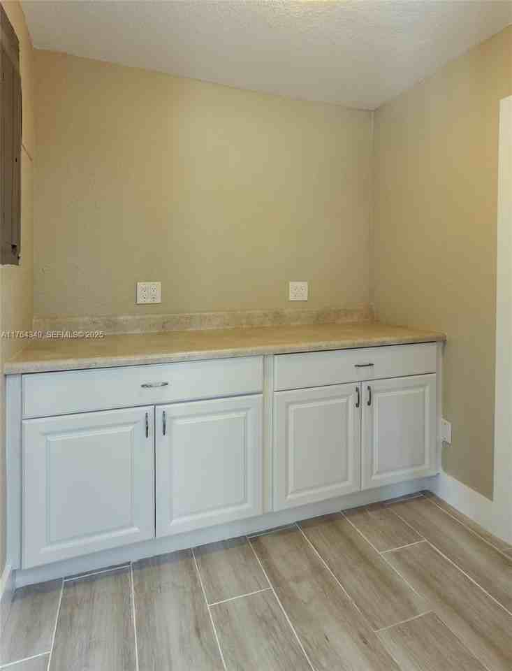 8870 Southwest 87th Street - Photo 4 of 20