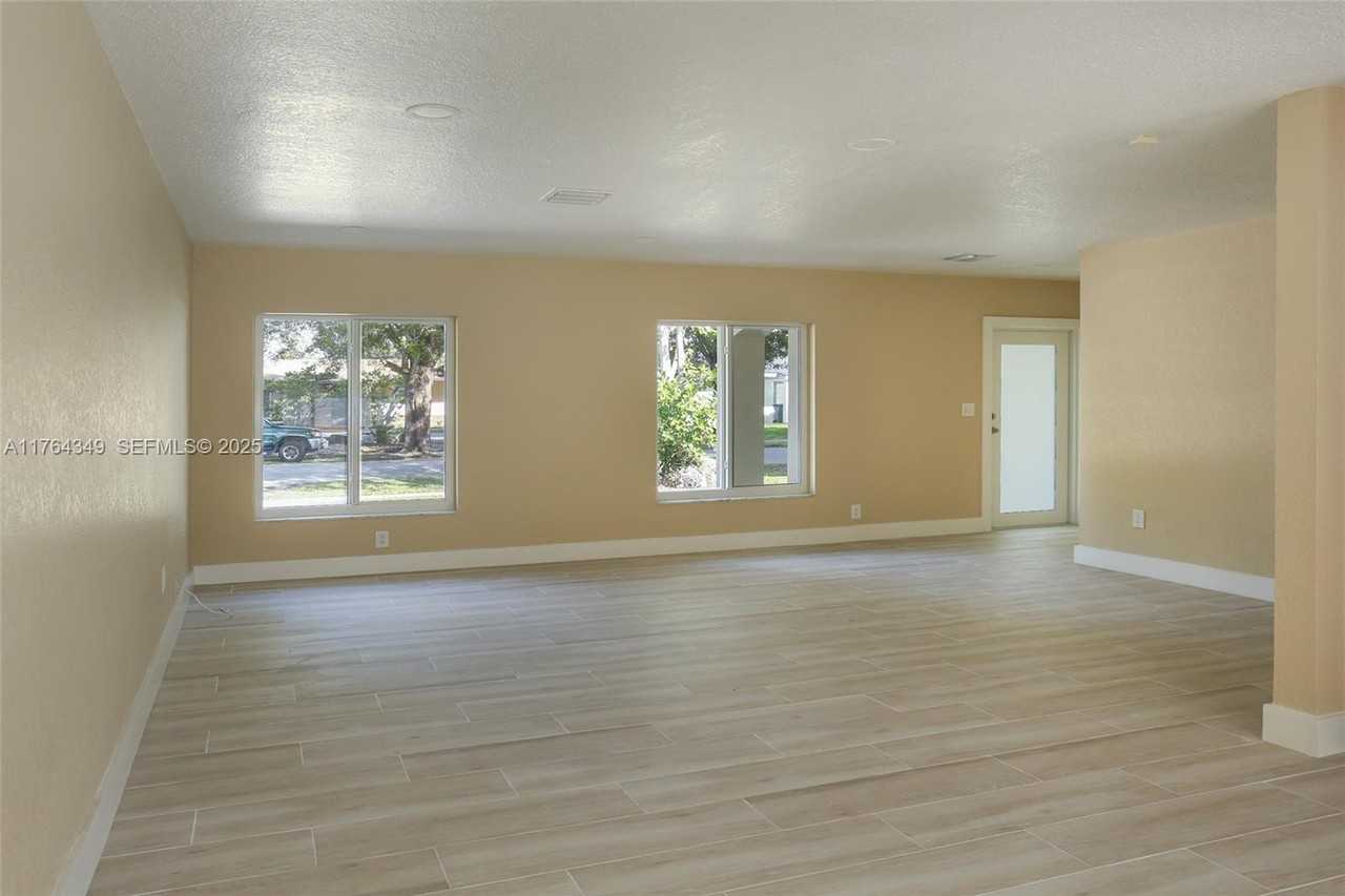 8870 Southwest 87th Street - Photo 5 of 20