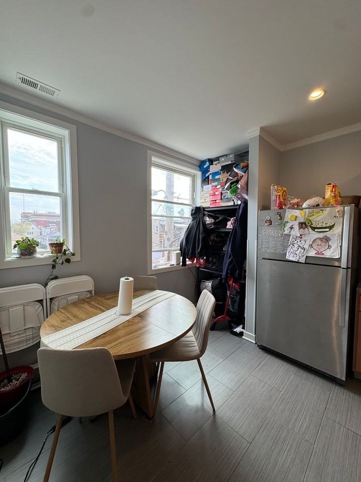 N Keeler Ave #2E - Photo 4 of 9