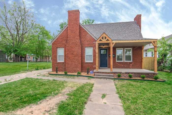 2606 E 7th St - Photo 2 of 26