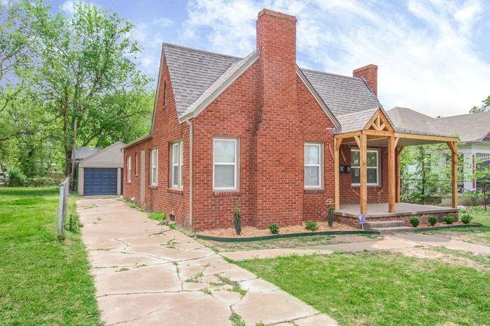 2606 E 7th St - Photo 3 of 26