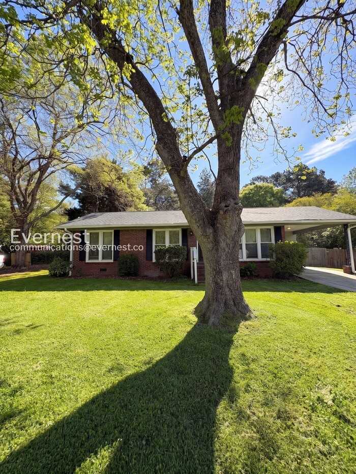 735 Hillcrest Dr - Photo 2 of 26