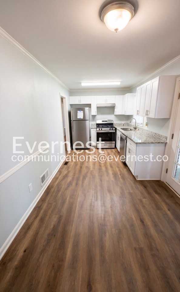 735 Hillcrest Dr - Photo 3 of 26