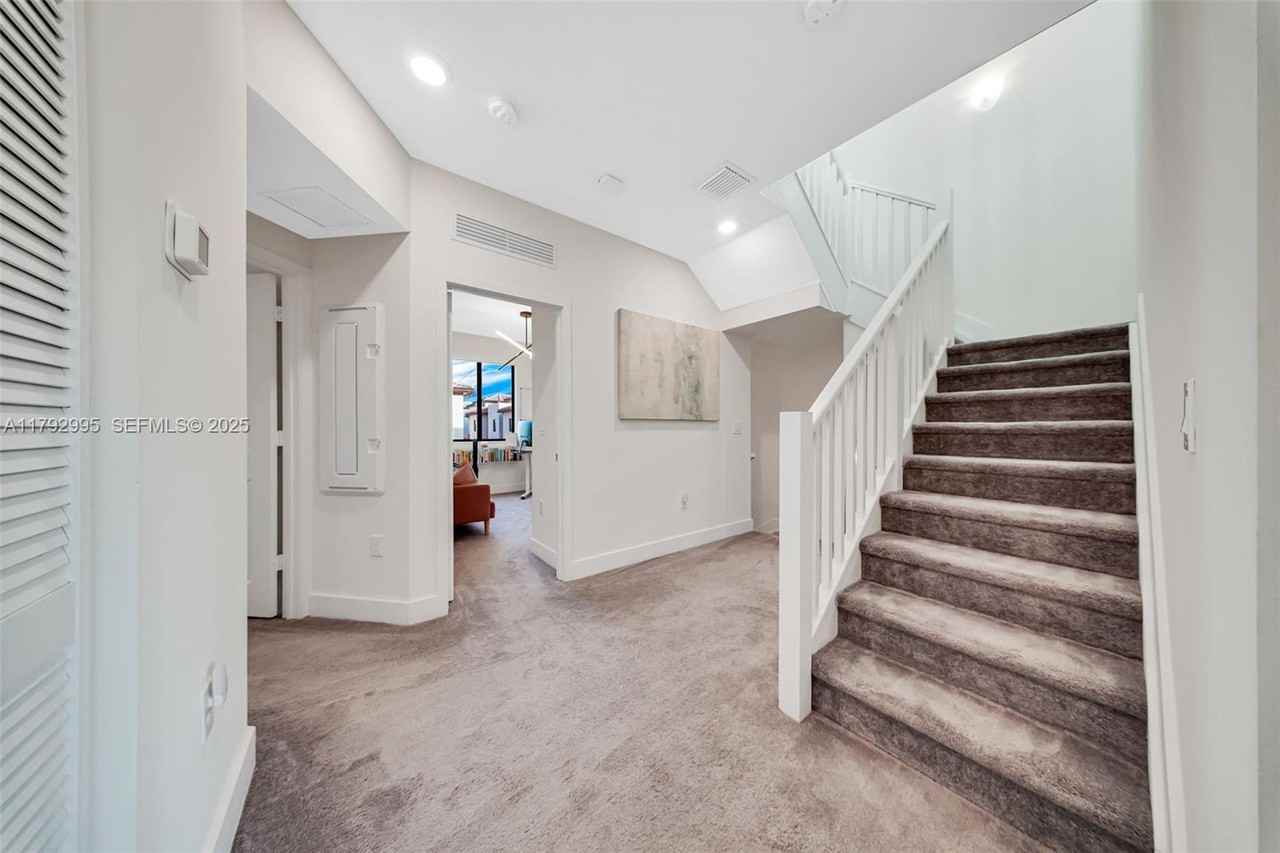 4707 Northwest 83rd Street - Photo 2 of 33