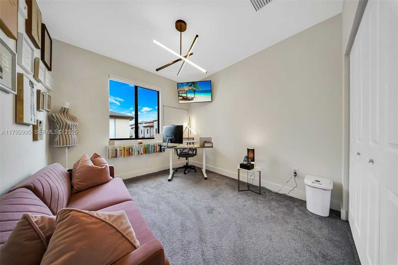 4707 Northwest 83rd Street - Photo 3 of 33