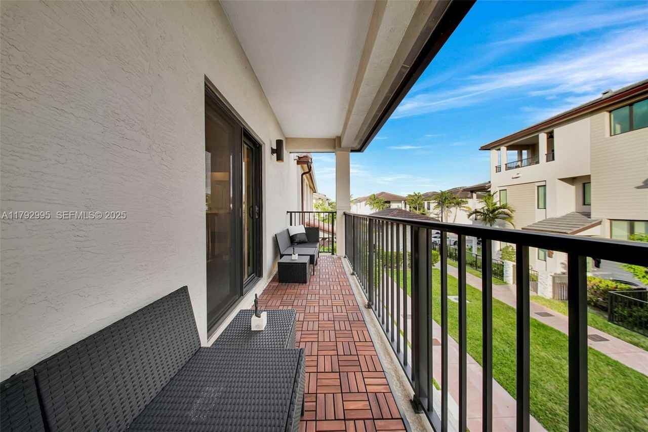 4707 Northwest 83rd Street - Photo 7 of 33